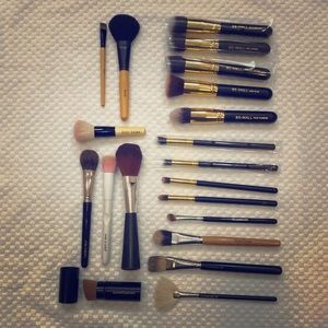 20 makeup brushes
